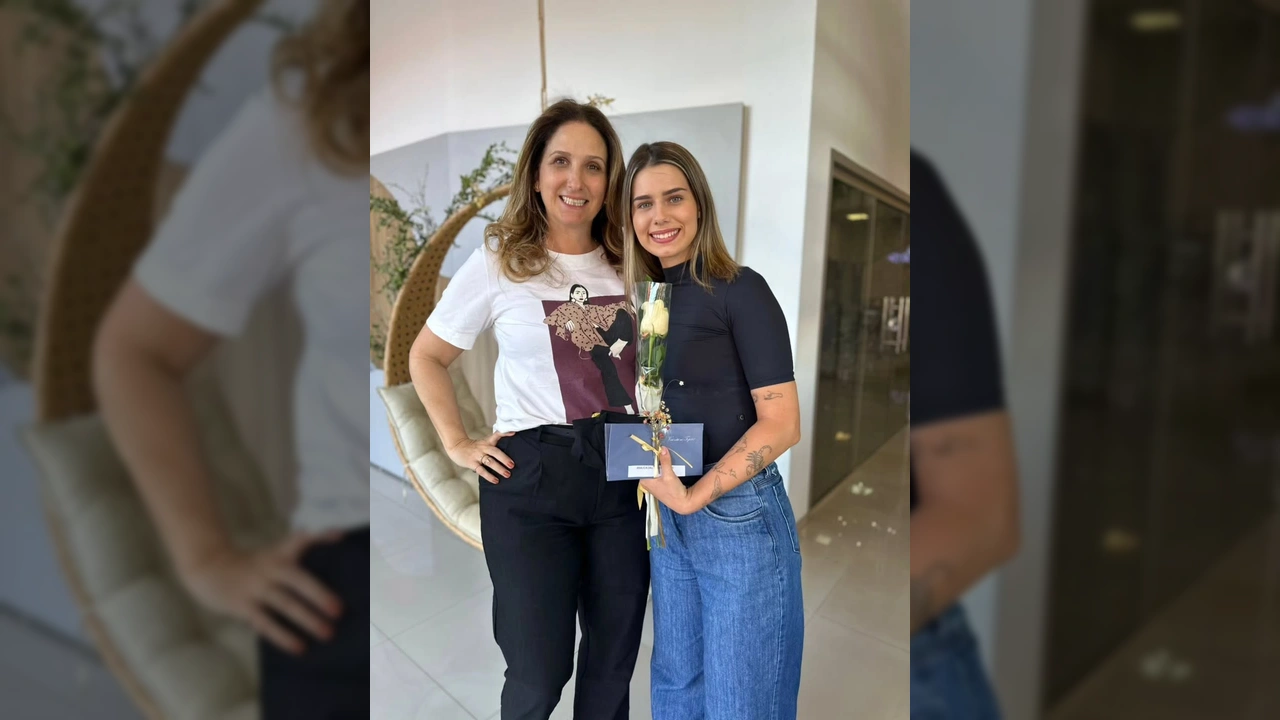 Foto de uma das finalistas do Miss Água Boa 2025 recebendo um convite e flores. Créditos: missaguaboa / Instagram