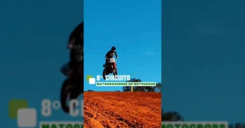 Pilotos de motocross em salto na 8ª Etapa do Circuito Mato-grossense em Cláudia. Créditos: Prefeitura de Cláudia / Instagram.