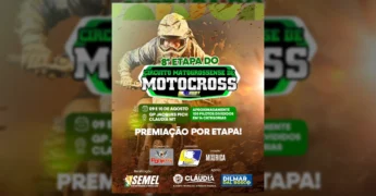 Piloto de motocross em ação, anunciando o evento da 8ª Etapa do Circuito Mato-grossense em Cláudia, MT. Créditos: Prefeitura de Cláudia.