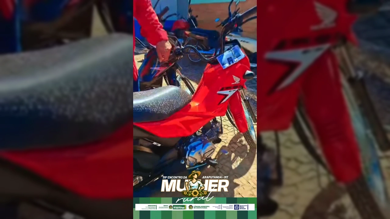 Motocicletas Honda sendo preparadas para sorteio no Encontro da Mulher Rural em Araputanga, conforme vídeo da Prefeitura de Araputanga / Instagram