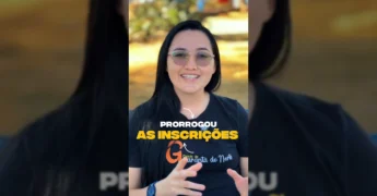 Mulher com óculos e camiseta da Prefeitura de Guarantã do Norte, anunciando a prorrogação de inscrições para o curso de Aquicultor do IFMT. Crédito: Prefeitura Municipal.