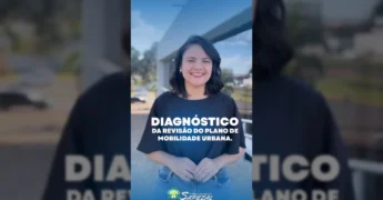 Imagem de uma mulher sorrindo, vestindo blusa preta e calça jeans, informando sobre a Audiência Pública de Sapezal. Créditos: Prefeitura de Sapezal / Instagram.
