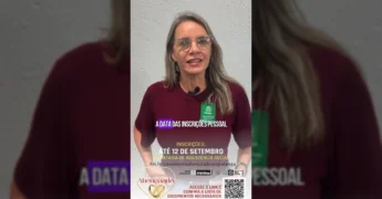 Mulher apresenta informações sobre o Casamento Abençoado em Araputanga. Crédito: aputangaprefeitura no Instagram.
