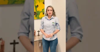Uma mulher sorridente em um vídeo informativo da Prefeitura de São José do Rio Claro, falando sobre a Assistência Social / Instagram.