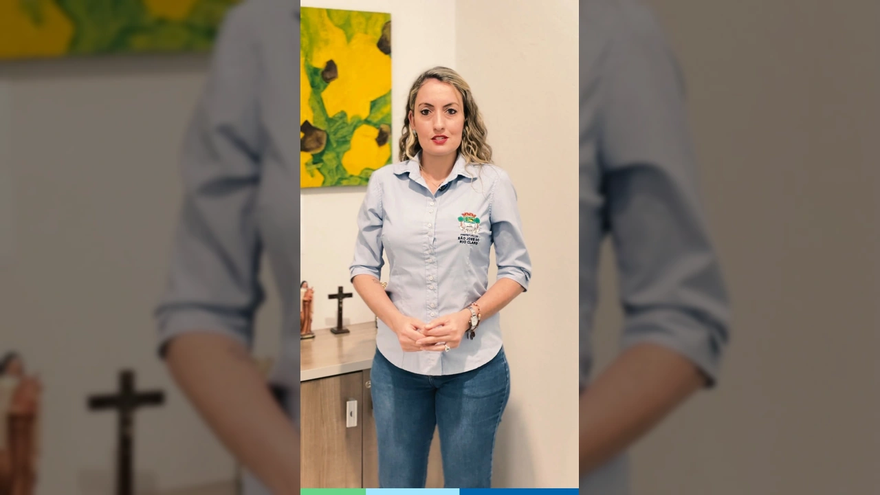 Uma mulher sorridente em um vídeo informativo da Prefeitura de São José do Rio Claro, falando sobre a Assistência Social / Instagram.