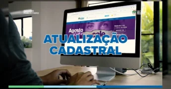 Uma mulher sorridente, usando óculos e uma camisa azul clara com crachá, demonstra como atualizar o cadastro municipal da Prefeitura de São José do Rio Claro. Ao fundo, um escritório e o brasão da cidade.