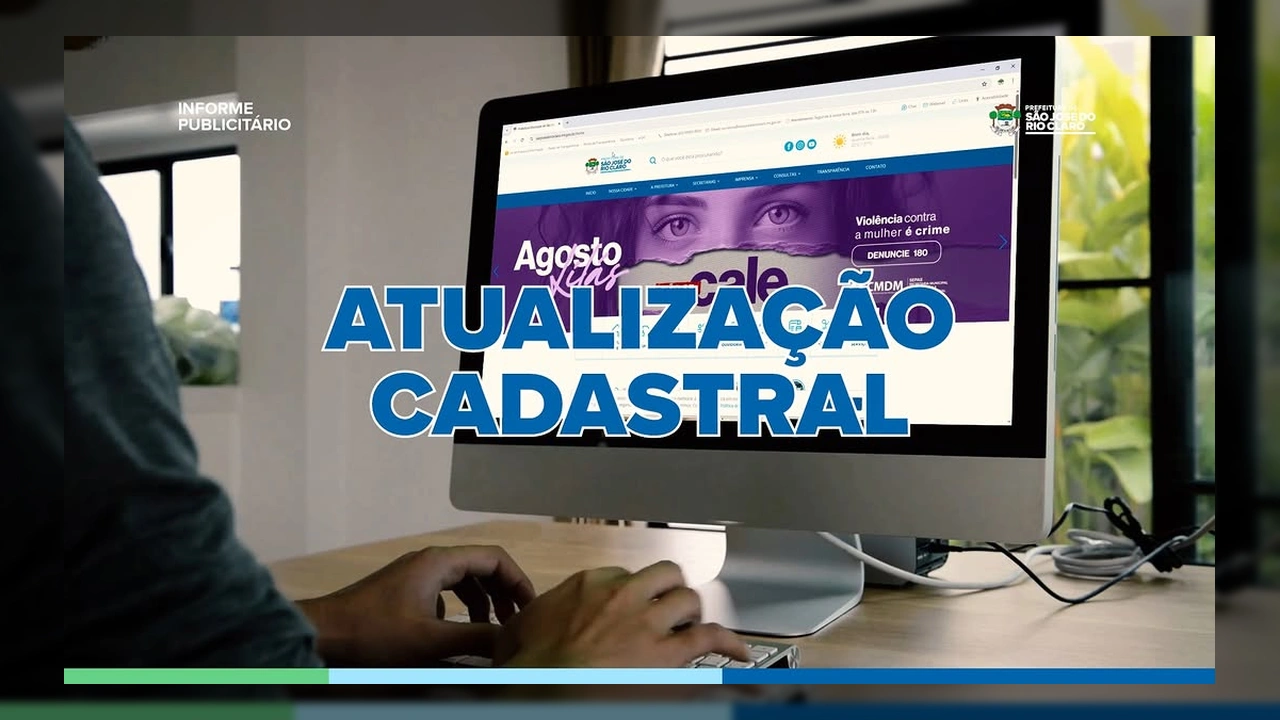 Uma mulher sorridente, usando óculos e uma camisa azul clara com crachá, demonstra como atualizar o cadastro municipal da Prefeitura de São José do Rio Claro. Ao fundo, um escritório e o brasão da cidade.