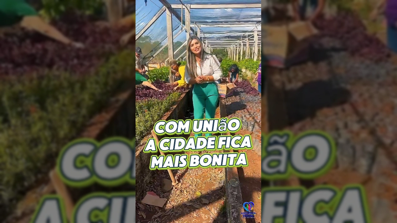 Uma mulher sorridente em pé em um viveiro, cercada por plantas jovens, enquanto outras pessoas trabalham ao fundo, com texto 'OI PESSOAL' e 'ASSISTÊNCIA SOCIAL'. Crédito: Prefeitura de Nova Bandeirantes / Instagram.