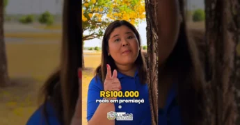 Mulher sorridente em polo azul divulgando evento de corrida em Lucas do Rio Verde, com árvore e parque ao fundo. Crédito: Prefeitura de Lucas do Rio Verde / Instagram