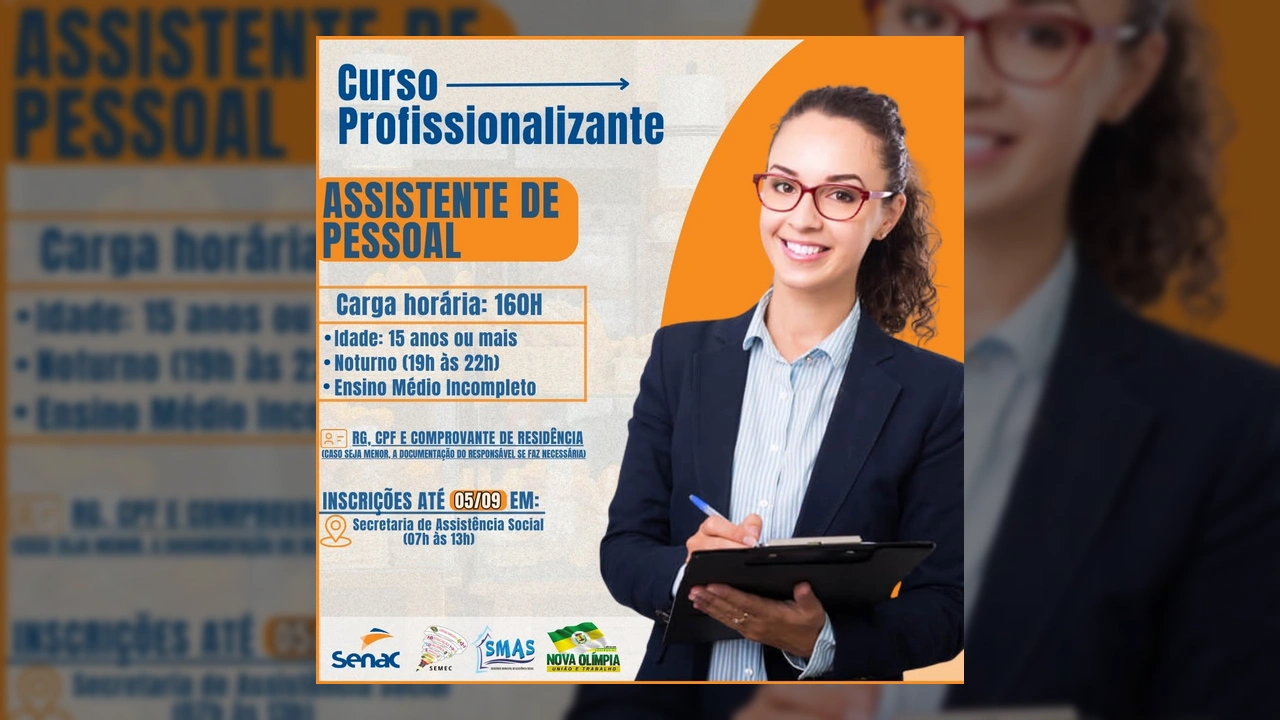 Mulher sorridente com óculos e prancheta, representando curso de Assistente de Pessoal em Nova Olímpia / Instagram prefeituradenovaolimpia