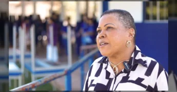 Imagem da Superintendente Tais Paula em cadeira de rodas, palestrando para alunos sobre inclusão em Gaúcha do Norte. Crédito: Prefeitura de Gaúcha do Norte / Instagram.