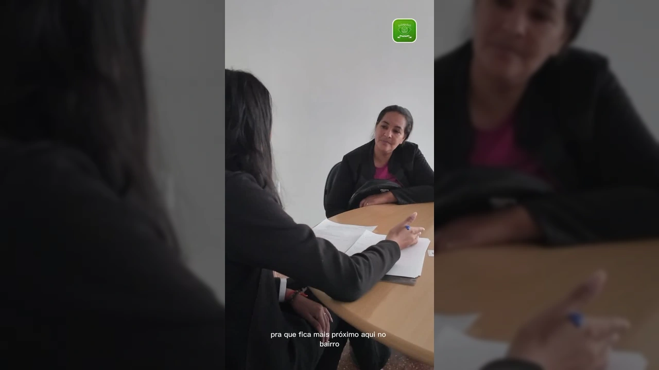 Mulher de cabelos longos e loiros, vestindo vermelho, gesticula em frente a um prédio, falando sobre vagas de emprego em Campo Verde. Crédito: Prefeitura de Campo Verde / Instagram