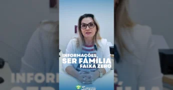 Mulher com óculos e blazer branco em um escritório, explicando o programa habitacional. Créditos: Prefeitura de Sapezal / Instagram