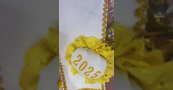 Mulher desfilando no evento Miss Melhor Idade em Itaúba, organizada pela Prefeitura de Itaúba.