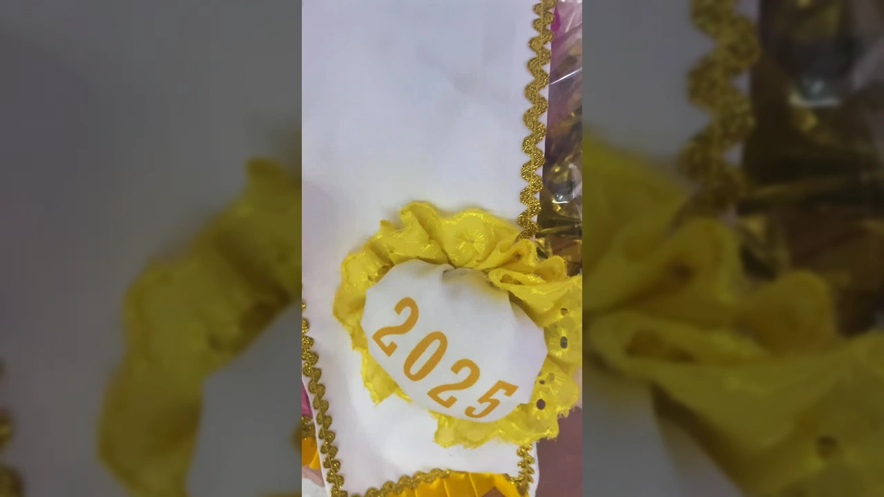 Mulher desfilando no evento Miss Melhor Idade em Itaúba, organizada pela Prefeitura de Itaúba.