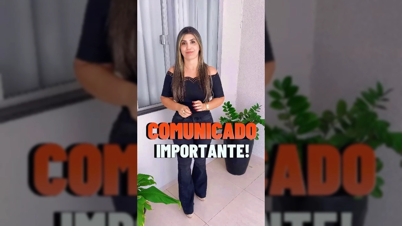 Mulher em ambiente residencial falando sobre as casas populares de Nova Bandeirantes e o processo de inscrição, com o logo da Assistência Social