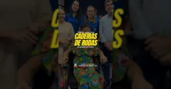 Mulher feliz em cadeira de rodas motorizada, com a prefeitura de Tangará da Serra promovendo acessibilidade. Créditos: Prefeitura de Tangará da Serra / Instagram