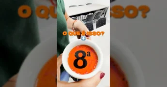 Imagem de mulher surpresa com xícara com o número 8, simbolizando o avanço do IDEB em Mato Grosso. Créditos: Governo de Mato Grosso / Instagram.