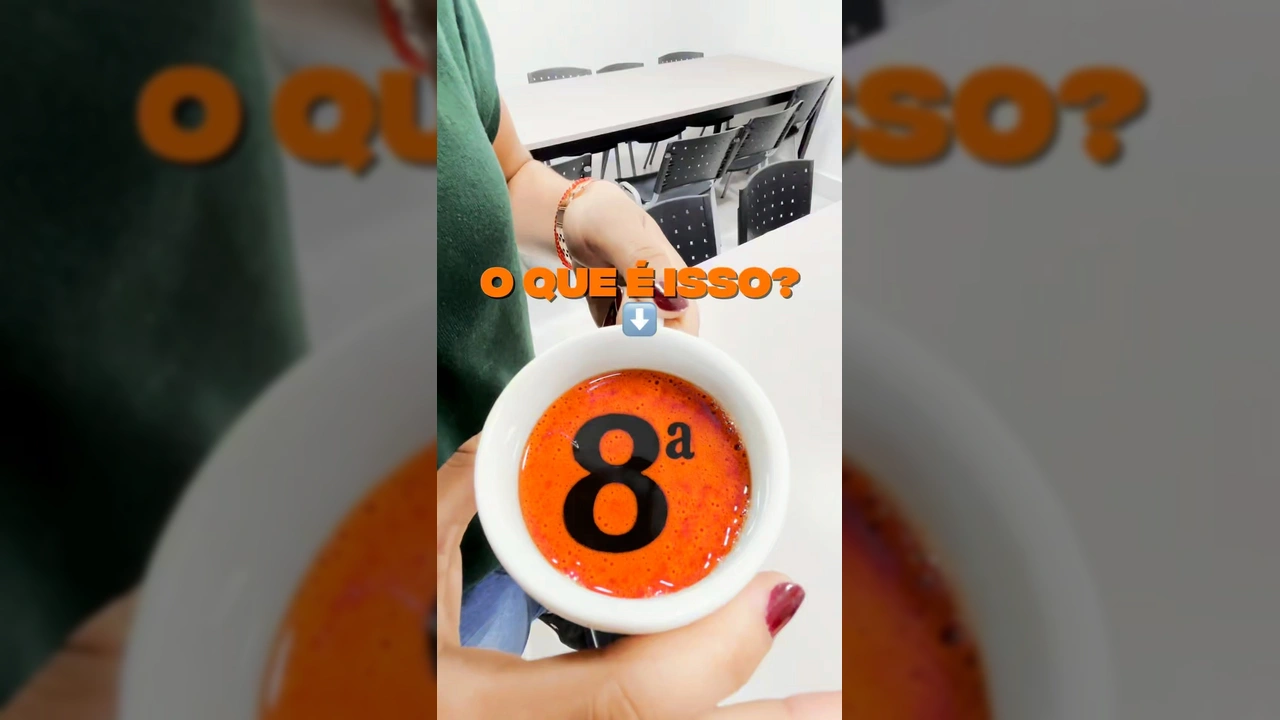 Imagem de mulher surpresa com xícara com o número 8, simbolizando o avanço do IDEB em Mato Grosso. Créditos: Governo de Mato Grosso / Instagram.