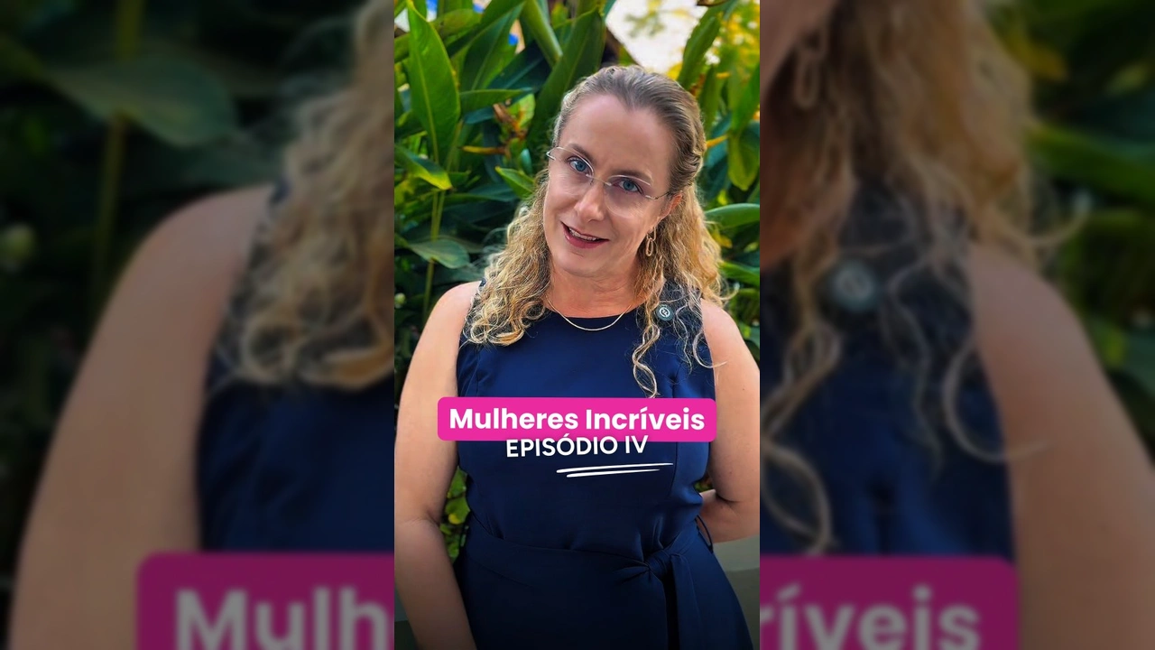 Mulher com cabelo loiro encaracolado e óculos, vestindo um vestido azul-marinho, sorrindo e gesticulando em frente a uma folhagem verde. Créditos: Instagram / sebraematogrosso