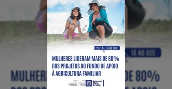 Imagem de uma mulher e uma criança sorrindo, agachadas em um campo, plantando uma muda, representando o protagonismo feminino na agricultura familiar de Mato Grosso, uma iniciativa da Empaer MT.