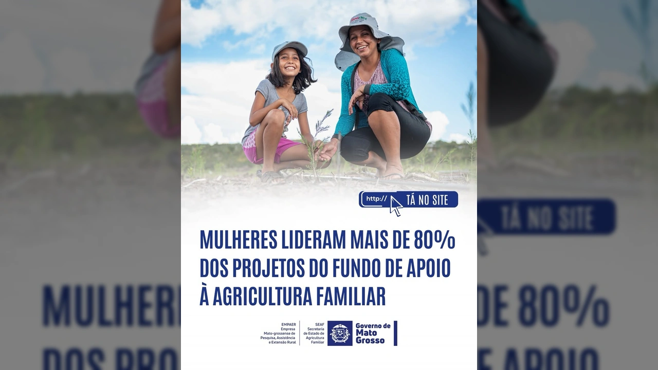 Imagem de uma mulher e uma criança sorrindo, agachadas em um campo, plantando uma muda, representando o protagonismo feminino na agricultura familiar de Mato Grosso, uma iniciativa da Empaer MT.