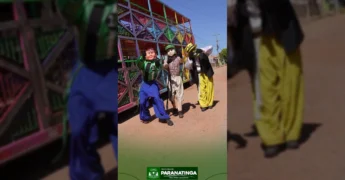 Campanha de vacinação infantil em Paranatinga com o homem e a Carreta da Alegria X-Trem. Crédito: @pref.paranatinga / Instagram.
