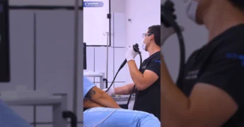 Dr. Maikon Escala realizando endoscopia digestiva em Marcelândia, atendimentos especializados. Créditos: Prefeitura de Marcelândia / Instagram