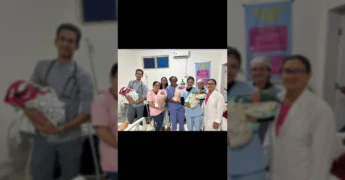 Grupo de profissionais de saúde em Colniza, Mato Grosso, segurando quatro bebês recém-nascidos no Hospital Municipal André Maggi. Crédito: Instagram da Prefeitura de Colniza.