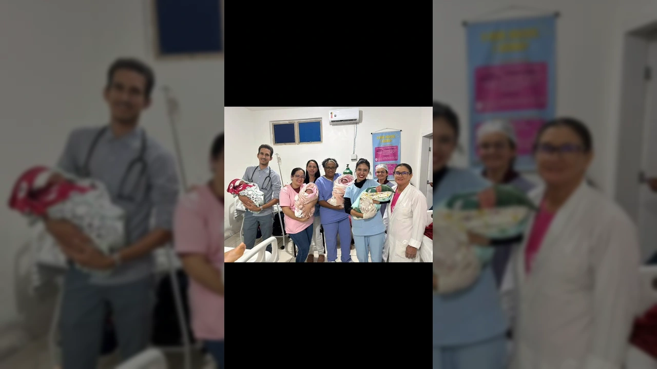 Grupo de profissionais de saúde em Colniza, Mato Grosso, segurando quatro bebês recém-nascidos no Hospital Municipal André Maggi. Crédito: Instagram da Prefeitura de Colniza.