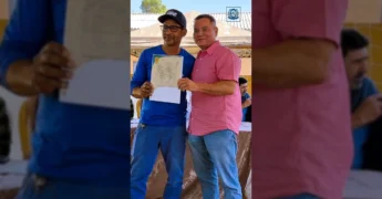 Moradores do Jardim Petrópolis recebem títulos de propriedade da Prefeitura de Nobres. Créditos: Prefeitura de Nobres / Instagram.