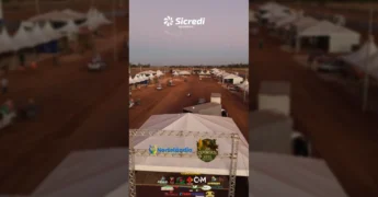 Imagem aérea dos preparativos da 30ª Exponorte em Nortelândia, mostrando palco, tendas e arena de rodeio. Crédito: exponorte_2025 / Instagram.