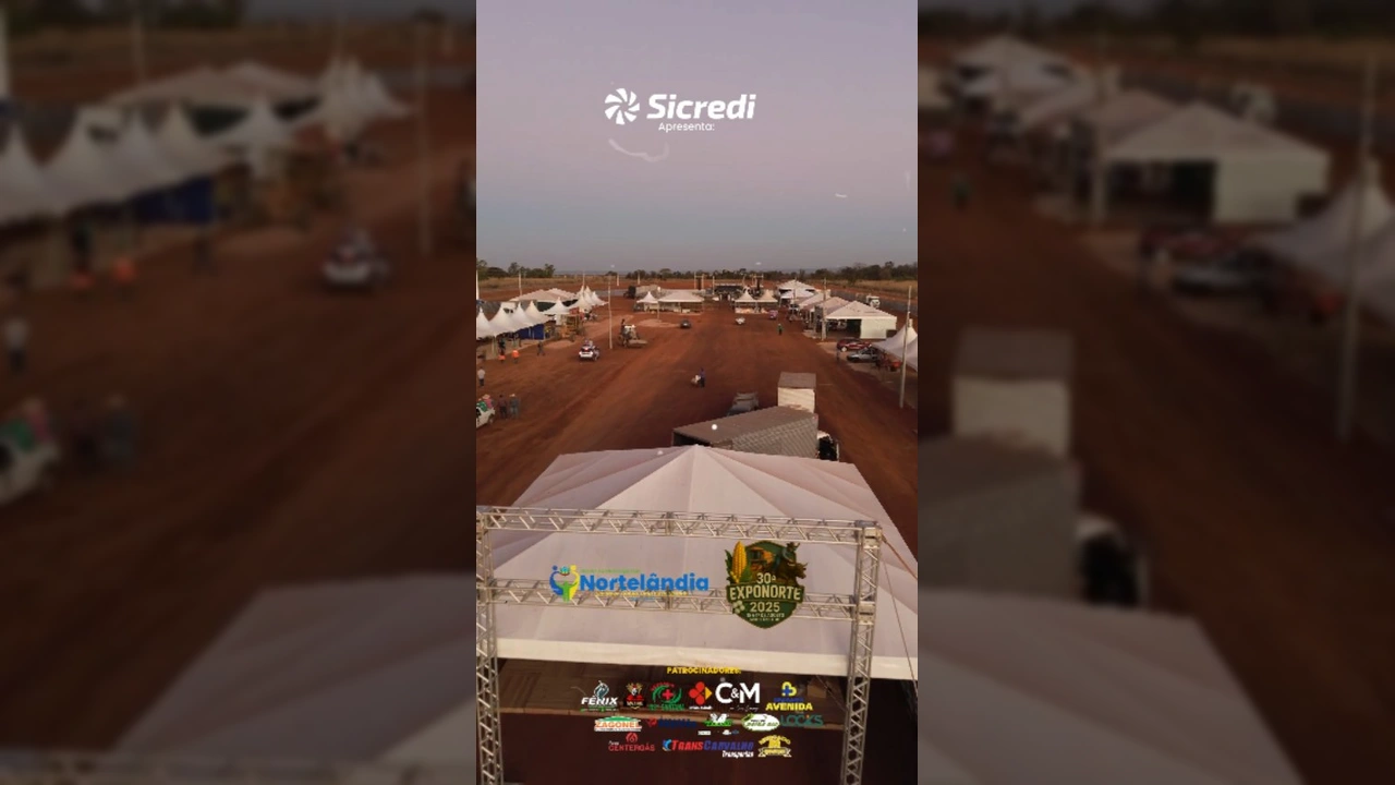 Imagem aérea dos preparativos da 30ª Exponorte em Nortelândia, mostrando palco, tendas e arena de rodeio. Crédito: exponorte_2025 / Instagram.