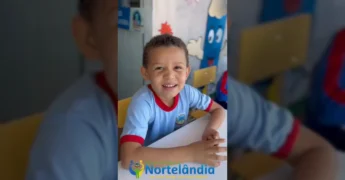Foto de crianças sentadas em mesas novas na Creche Arnould de Almeida em Nortelândia, com funcionários da prefeitura ao fundo. Crédito: Prefeitura Municipal de Nortelândia / Instagram.