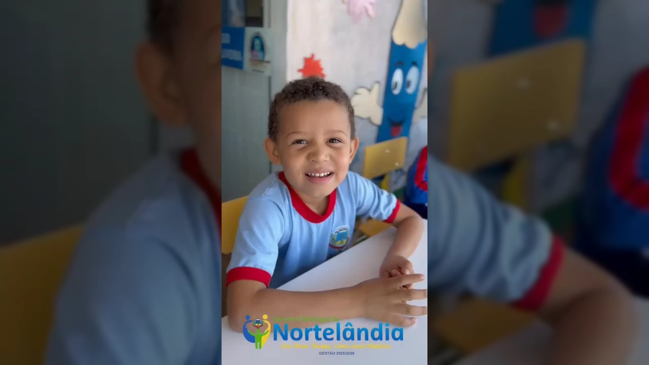 Foto de crianças sentadas em mesas novas na Creche Arnould de Almeida em Nortelândia, com funcionários da prefeitura ao fundo. Crédito: Prefeitura Municipal de Nortelândia / Instagram.