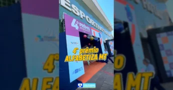 Prefeito e Secretária de Educação de Nossa Senhora do Livramento recebem prêmio no Alfabetiza MT. Crédito: prefeituradelivramento / Instagram.