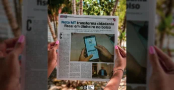 Cidadã acessando o aplicativo Nota MT em celular, destacando o programa de premiação da Sefaz Mato Grosso.