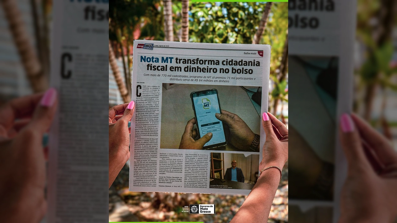Cidadã acessando o aplicativo Nota MT em celular, destacando o programa de premiação da Sefaz Mato Grosso.