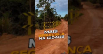 Imagem da ponte no Setor Ceará, Nova Bandeirantes, com corrimão amarelo e preto e um homem de camisa azul e jeans falando sobre as melhorias. Créditos: Prefeitura de Nova Bandeirantes / Instagram