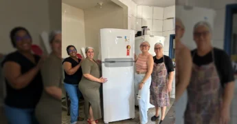 Quatro mulheres sorrindo ao lado de uma geladeira nova, com o logo Continental, na Escola Coração de Jesus em Colniza, Mato Grosso. Crédito: Secretaria de Educação de Colniza / Instagram.