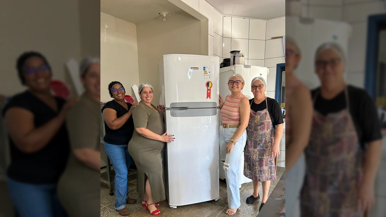 Quatro mulheres sorrindo ao lado de uma geladeira nova, com o logo Continental, na Escola Coração de Jesus em Colniza, Mato Grosso. Crédito: Secretaria de Educação de Colniza / Instagram.
