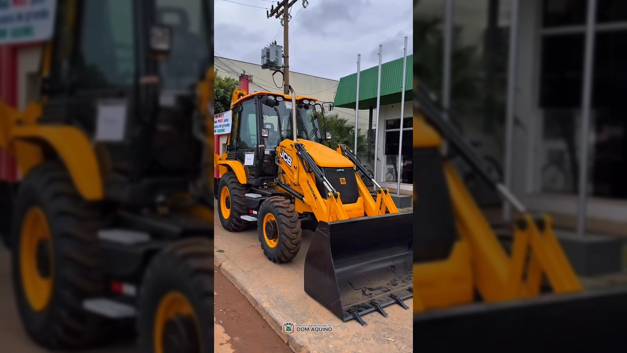 Imagem da retroescavadeira JCB amarela em frente à sede da Prefeitura de Dom Aquino, com crédito à Prefeitura de Dom Aquino / Instagram.