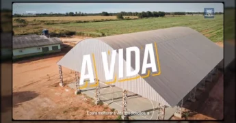 Vista aérea de quadras esportivas e escolas reformadas em Nova Ubiratã, crédito Prefeitura Municipal de Nova Ubiratã / Instagram.