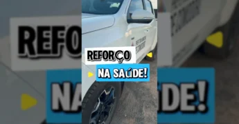 Duas novas camionetes 4x4, uma branca e uma preta, personalizadas para a Secretaria Municipal de Saúde de Comodoro. Créditos: Prefeitura de Comodoro / Instagram
