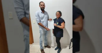 Homem e mulheres recebendo documentos de posse na educação em Colniza. Créditos: Prefeitura de Colniza / Instagram