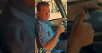 Micro-ônibus branco com a inscrição 'SAÚDE' em azul, parado em Nortelândia, com pessoas celebrando sua chegada, simbolizando o avanço na saúde pública.