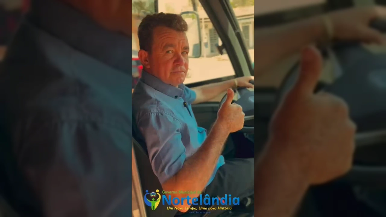 Micro-ônibus branco com a inscrição 'SAÚDE' em azul, parado em Nortelândia, com pessoas celebrando sua chegada, simbolizando o avanço na saúde pública.