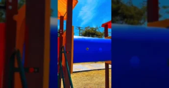 Crianças brincando no novo playground na Praça Dorival Dantas, Barra do Bugres, mostrando escorregadores e estruturas coloridas, vídeo da Prefeitura de Barra do Bugres / Instagram.