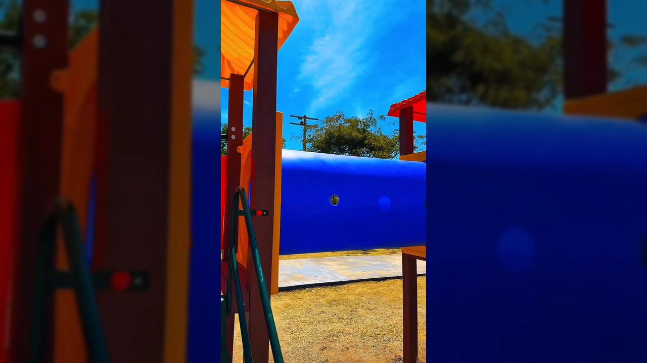 Crianças brincando no novo playground na Praça Dorival Dantas, Barra do Bugres, mostrando escorregadores e estruturas coloridas, vídeo da Prefeitura de Barra do Bugres / Instagram.