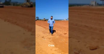 Vista aérea das obras de pavimentação do Aeroporto Municipal de Colniza, com máquinas e terreno movimentado, indicando o progresso da construção. Crédito: Prefeitura de Colniza / Instagram.